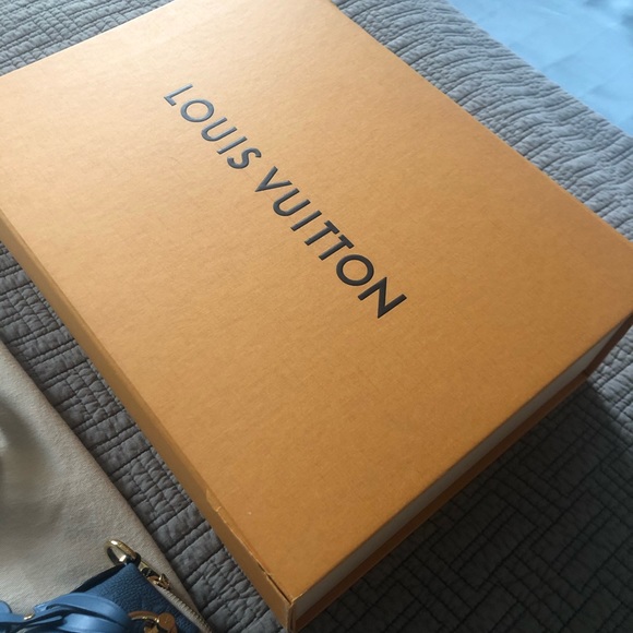 2019 LV V Tote BB - Picture 10 of 12